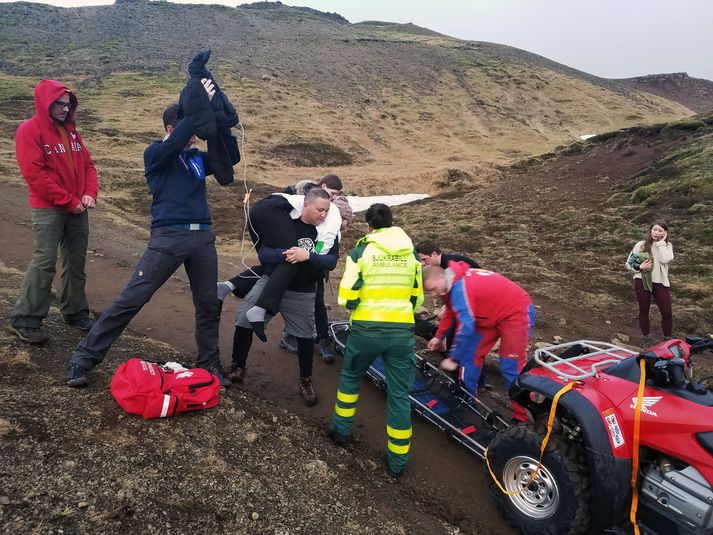 Nicole á bakinu á slökkviliðsmanninum Lee Ricasa sem var einn af þeim sem báru hana niður að björgunarsveitunum.