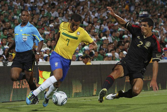 Lucas Moura í leik með landsliði Brasilíu.