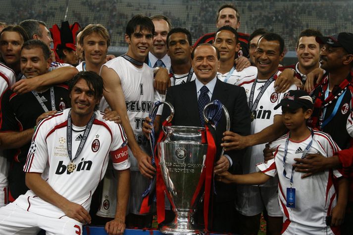 Berlusconi með Evrópubikarinn sem Milan vann fimm sinnum á meðan félagið var í hans eigu.
