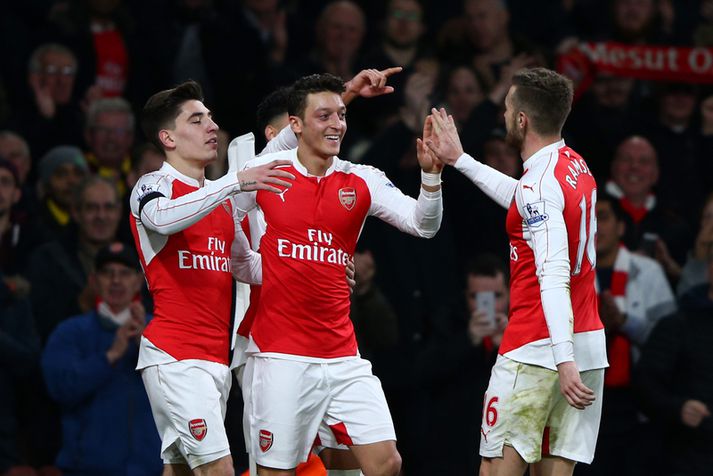 Mesut Özil fagnar með félögum sínum í Arsenal.