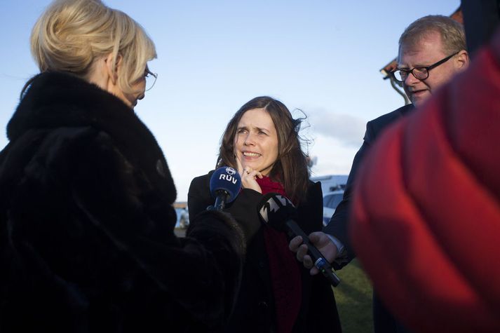 Katrín Jakobsdóttir kom á fund forseta Íslands á Bessastöðum í gær og tók við stjórnarmyndunarkeflinu af Bjarna Benediktssyni. Katrín fundar með formönnum allra flokka í dag.