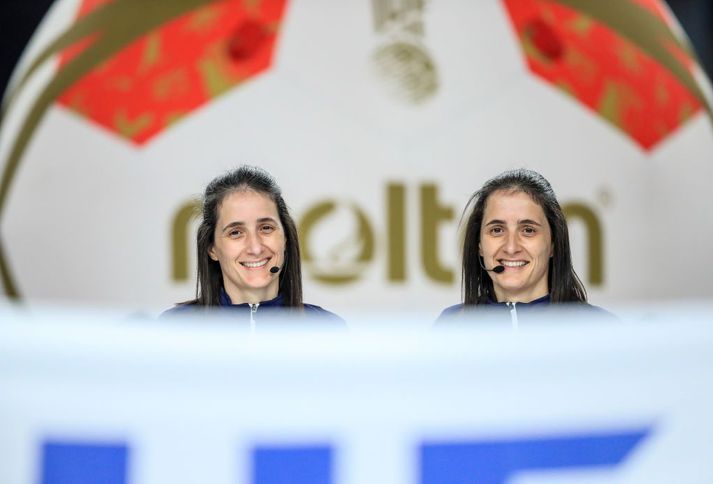 Systurnar Julie og Charlotte Bonaventura dæmdu á HM karla árið 2017 og eru enn að. 