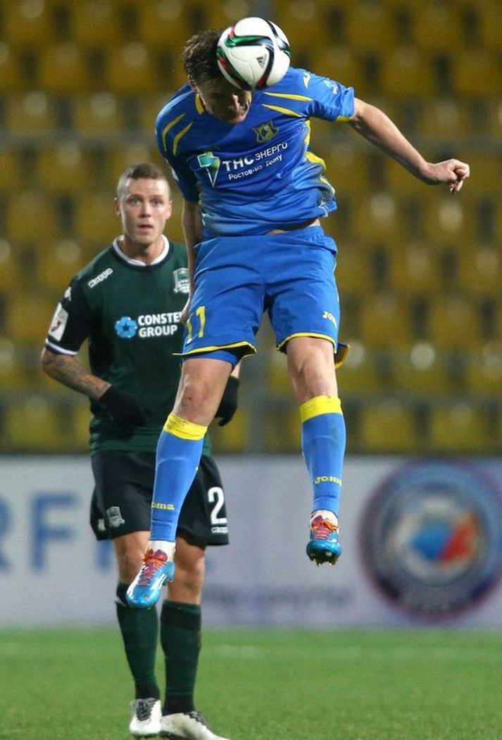 Ragnar fylgist með Alexander Bukharov skalla boltann í leik Krasnodar og Rostov í kvöld.