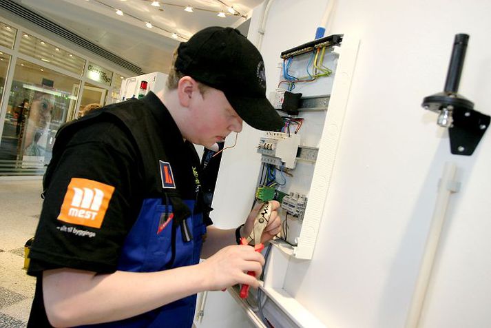 Taflan löguð. Frá Íslandsmóti iðnnema fyrir nokkrum árum. Iðnaðarmenn verkaðgerðir 10. þessa mánaðar.