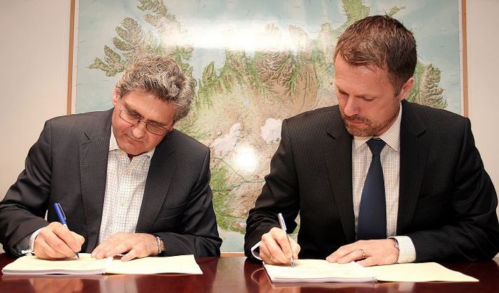 Bjarni Maríus Jónsson og Ómar Svavarsson gengu í fyrradag frá samningi um kaup Vodafone.