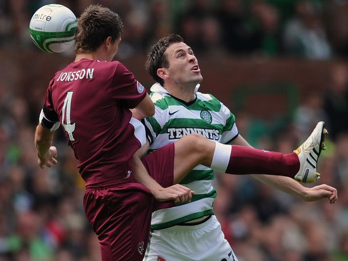 Eggert Gunnþór Jónsson í skallabaráttu við Daryl Murphy.