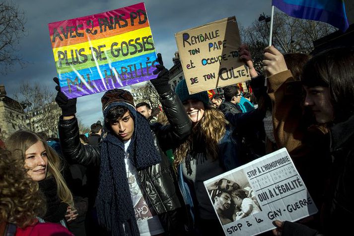 Stuðningsmenn lögleiðingar hjónabands samkynhneigðra hafa verið áberandi á götum Parísar síðustu daga.fRÉTTABLAÐIÐ/ap