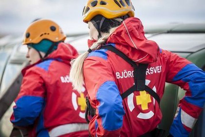 Bóndinn ætlaði að gá til hrossa í Hlíðardal á Vatnsnesi, en þegar hann kom ekki til baka á tilsettum tíma undir kvöld, voru björgunarsveitir kallaðar út til leitar.