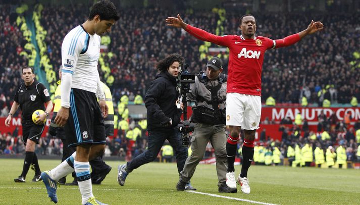 Patrice Evra og Luis Suarez.