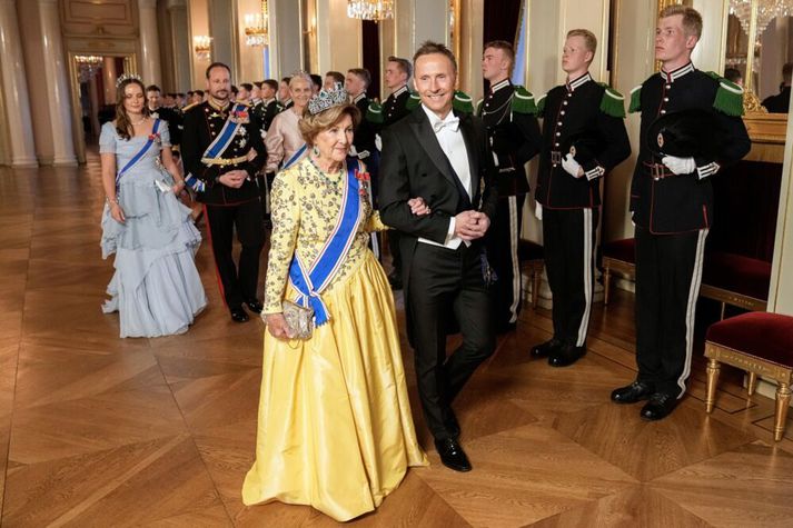 Drottningin tók þátt í gala kvöldverði þegar Halla heimsótti Noreg fyrr í mánuðinum. Hér er Sonja með eiginmanni forsetans, Birni Skúlasyni. 
