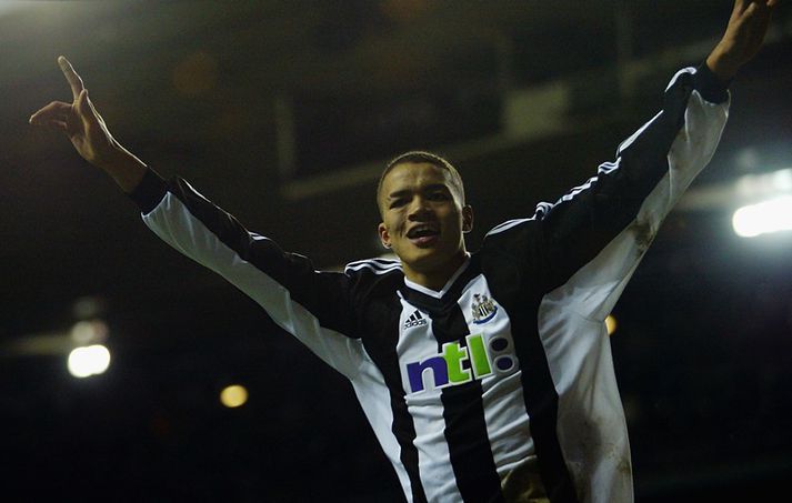 Jenas fagnar í leik með Newcastle.