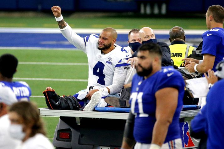 Dak Prescott var grátandi þegar hann var keyrður af velli á hnjaskvagninum. Gríðarlegt áfall fyrir bæði hann og lið Dallas Cowboys.