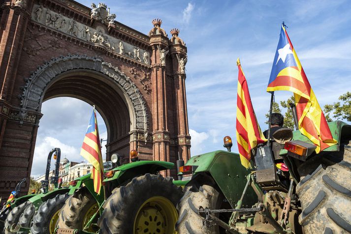 Katalónskir bændur lögðu dráttarvélum sínum við Sigurbogann í Barcelona í gær til að krefjast sjálfstæðis.