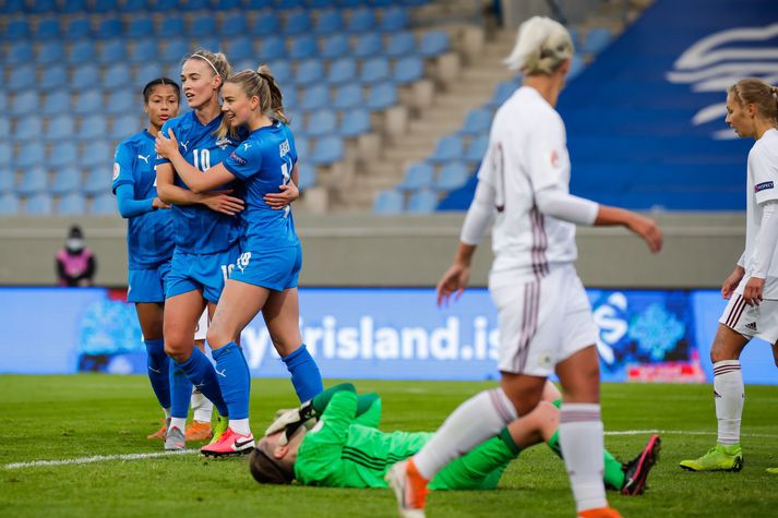 Dagný Brynjarsdóttir fagnar marki ásamt Elínu Mettu Jensen og Sveindísi Jane Jónsdóttir. Dagný skoraði þriðja mark Íslands í gær.