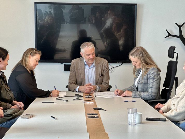 Formenn samninganefnda SA og BÍ, Maj-Britt Briem og Sigríður Dögg Auðunsdóttir, undirrita kjarasamning í dag að viðstöddum Aðalsteini Leifssyni, settum sáttasemjara.