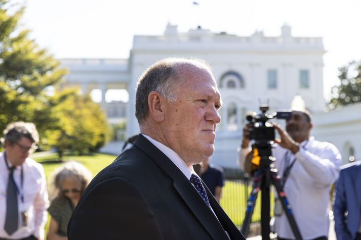 Tom Homan ber titilinn „landamærakeisari“ Trumps og heldur utan um málefni landamæra Bandaríkjanna og Mexíkó og aðgerðir gegn fólki sem dvelur ólöglega í Bandaríkjunum. Hann stýrði innflytjenda og tollastofnun Bandaríkjanna (ICE) á fyrra kjörtímabili Trumps.