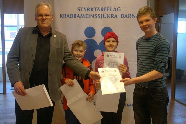 Á myndinni er Sigmundur að taka við sínu gjafabréfi úr hendi Karls.