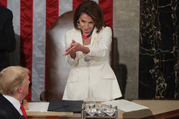 Nancy Pelosi klappar eftirminnilega fyrir Donald Trump Bandaríkjaforseta.