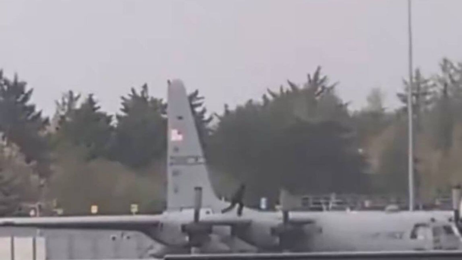 Íri réðst á banda­ríska her­flug­vél með öxi