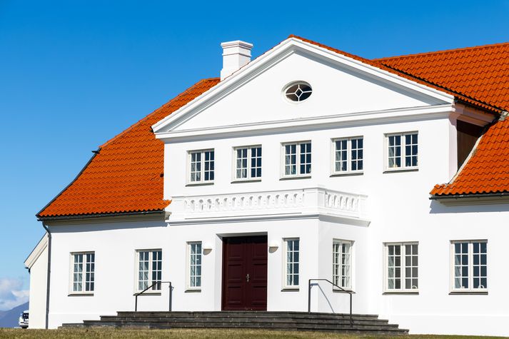 Í kvöld kemur í ljós hver flytur inn á Bessastaði síðar í sumar.