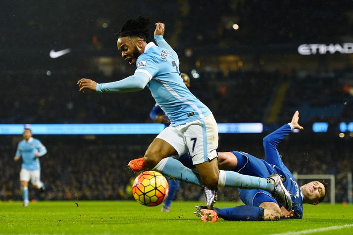 Umdeildasta atvik leiksins. Felldi John Stones Raheem Sterling?