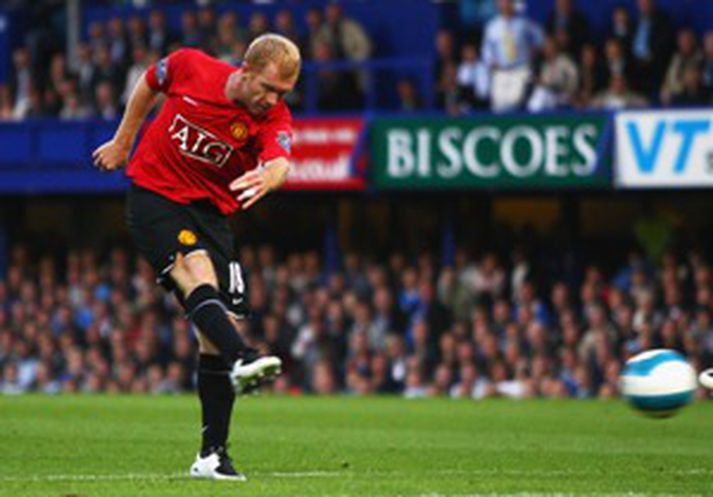 Paul Scholes sést hérna sekúndubrotum áður en boltinn hafnaði í marki Portsmouth.