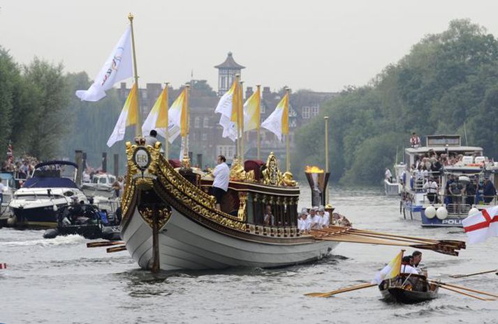 Eld tók í ferju sem sigldi um Thames í dag.