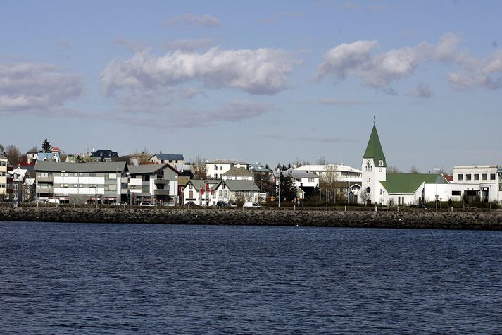 Kona var í nótt handtekin fyrir að reyna að tálma handtöku með því að ráðast að lögreglumanni að störfum.