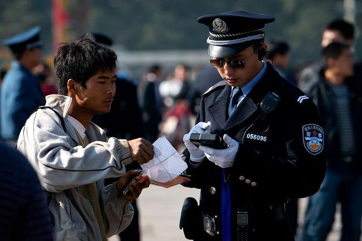 Lögreglumaður í Peking athugar hvort allt sé í lagi. nordicphotos/AFP
