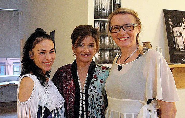 Fatahönnuðurinn Harpa Einarsdóttir sýndi sína línu fyrir áhugasömum kaupendum. Hún er hér ásamt Dorrit Moussaieff forsetafrú og Ingibjörgu Grétu Gísladóttur, framkvæmdastjóra Reykjavík Runway.