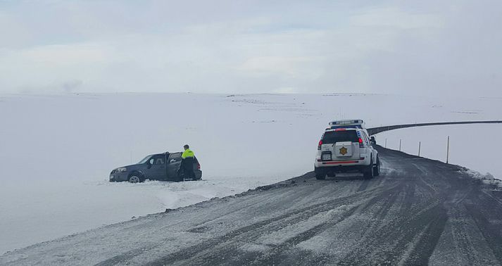 Bíll fór út af á Steingrímsfjarðarheiði. Ekki urðu slys á fólki.