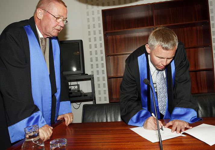 Sigurður Tómas Magnússon saksóknari (til hægri) hefur tekist á við verjendur um skýrleika refsiheimilda í lögum, en nú hefur héraðsdómur sagt þær svo óskýrar að ekki verði sakfellt á grundvelli þeirra. Allar líkur eru á því að saksóknari muni áfrýja dómnum.
