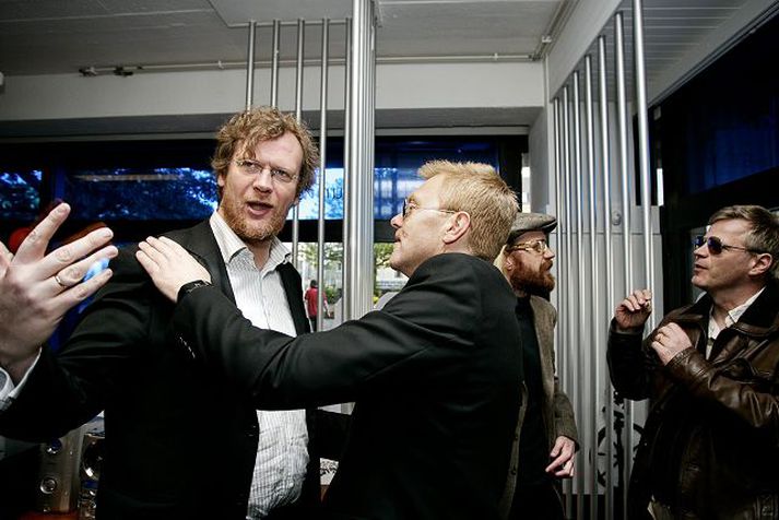 Fulltrúar Besta flokksins hittu Samfylkinguna í gærmorgun og unnu svo sín á milli að því að búa til fundaáætlun fyrir vikuna. Jón Gnarr og Sigurjón Kjartansson heilsast hér á fundi á sunnudagskvöldið, en Óttarr Ólafur Proppé er í bakgrunni. fréttablaðið/arnþór