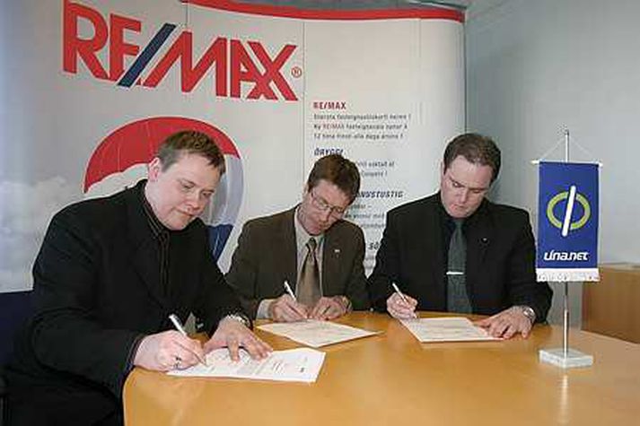 Remax-menn undirrita samning. Myndin tengist ekki fréttinni.