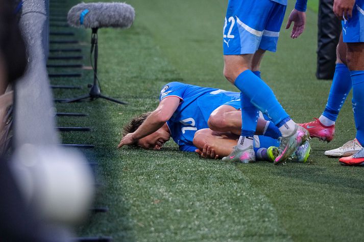 Albert Guðmundsson liggur eftir að hafa skorað fjórða mark Íslands gegn Aserbaísjan.