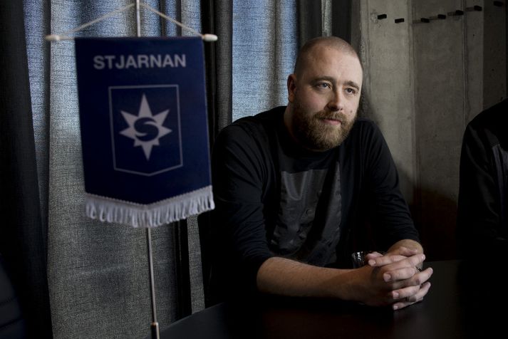 Arnar Guðjónsson við undirskriftina í dag.