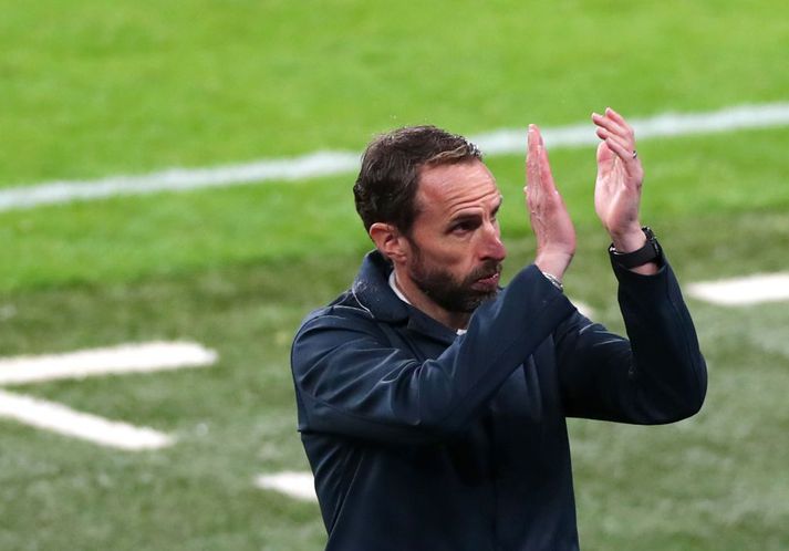 Southgate þakkar áhorfendum á Wembley eftir leik kvöldsins.