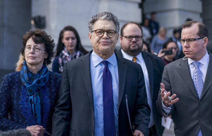 Al Franken þegar hann yfirgaf þinghúsið í gær.