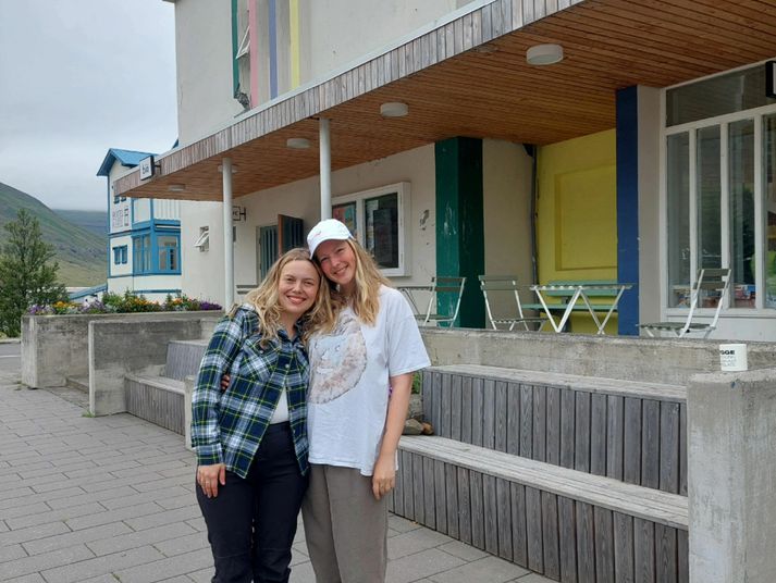 Þau Helena og Þórhildur Tinna fyrir utan Herðubreið, menningar- og félagsheimili Seyðisfjarðarbæjar.