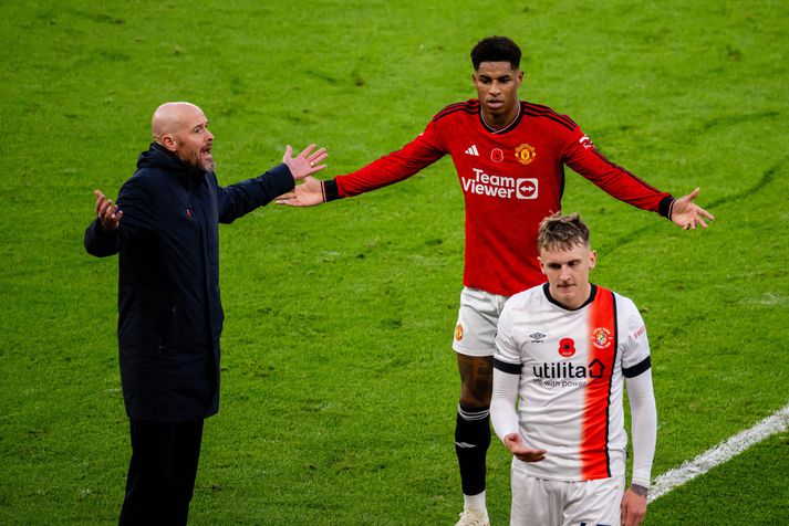 Erik ten Hag og Marcus Rashford eru hér báðir hissa á dóm í leik Manchester United á móti Luton í ensku úrvalsdeildinni.