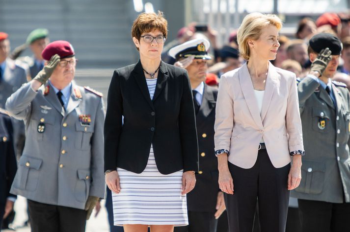 Nýr varnarmálaráðherra Þýskalands, Annegret Kramp-Karrenbauer, ásamt forvera sínum í starfi, Ursulu von der Leyen.