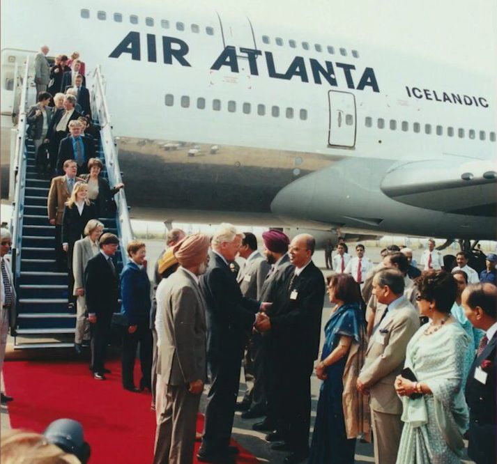 Forseti Íslands, Ólafur Ragnar Grímsson, kemur í opinbera heimsókn til Indlands árið 2000 á Boeing 747-400 risaþotu Air Atlanta. Lent var á flugvellinum í Nýju-Delí.