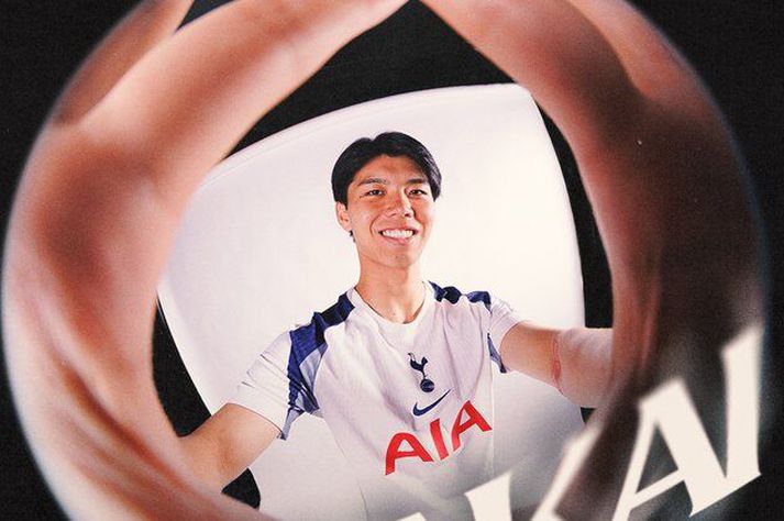 Kota Takai bregður á leik þegar hann var kynntur til leiks sem nýr leikmaður Tottenham.