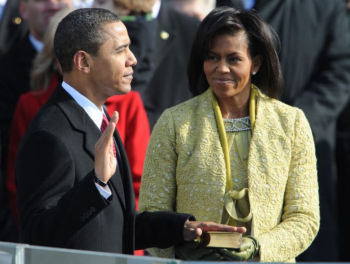 Obama sver forsetaeiðinn ásamt Michelle árið 2009.