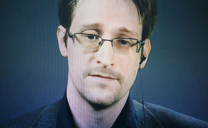 Edward Snowden ávarpar gesti í gegnum vefmyndavél.