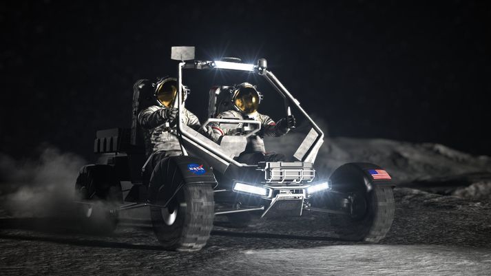 Tölvuteiknuð mynd af tungljeppa og geimförum á tunglinu.