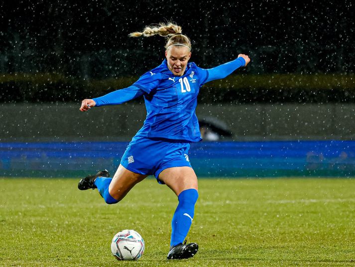 Guðný Árnadóttir lék í stöðu hægri bakvarðar í kvöld.