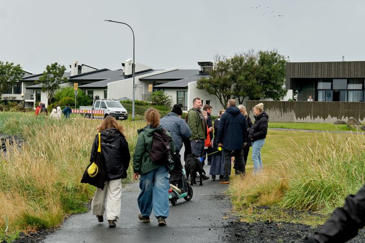 Fólk safnaðist saman á Gróttu til þess að fylgjast með almyrkvanum 12. ágúst. Langsamlega flestir fylgdust með honum heima hjá sér eða í eigin heimabyggð.