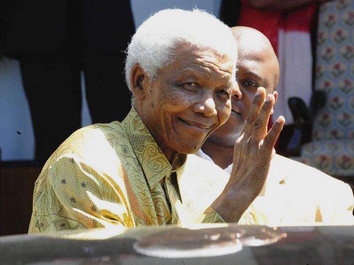Nelson Mandela, fyrrum forseti Suður-Afríku, var útskrifaður af spítala í heimaborg sinni Jóhannesarborg morgun.