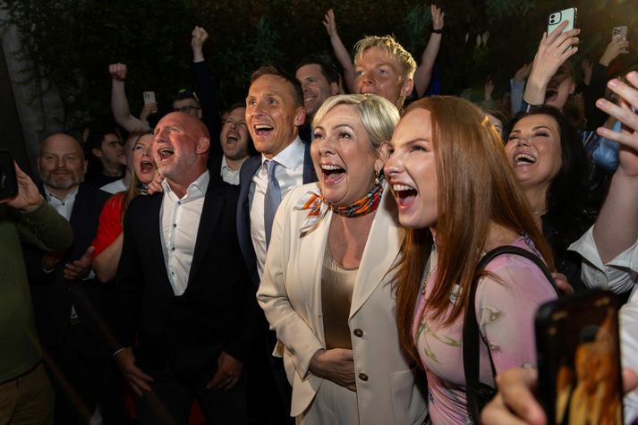 Halla Tómasdóttir fagnaði innilega með fjölskyldu sinni í hvert sinn sem tölur voru lesnar upp.